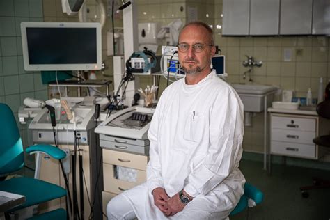Lekár ORL vyšetrujúci hrdlo dieťaťa