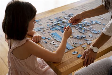 Dieťa sa sústredí na skladanie puzzle