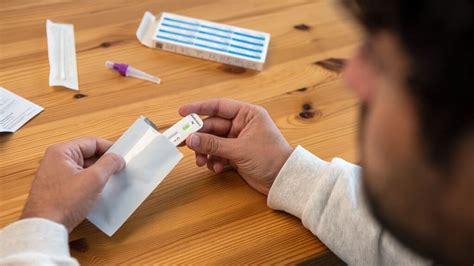 rodič drží test na drogy