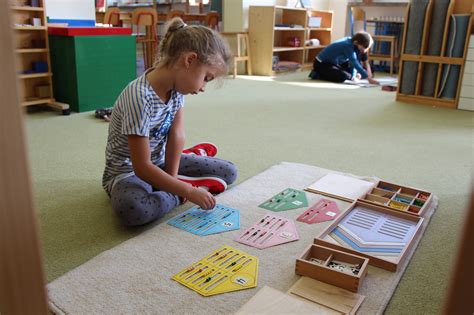 Dieťa v polohe na kolienkach pripravené na lezenie