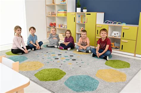 Rodič hrajúci sa s dieťaťom na koberci, ukazujúci podporu a lásku