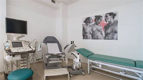 Ilustrácia ženy podstupujúcej gynekologické USG