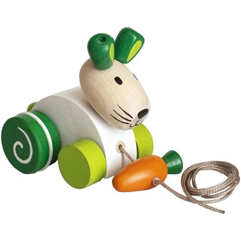 Dieťa ťahajúce drevenú hračku slimáka