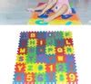 Dieťa hrajúce sa na penových puzzle