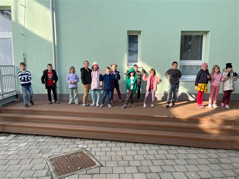 skupina študentov diskutujúcich na školskom dvore