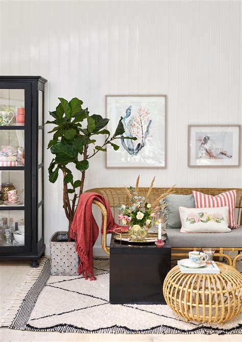 Interiér zdobený reprodukciou s prírodným motívom