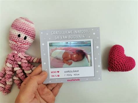 Otvorený denník bábätka s fotografiami a osobnými zápiskami