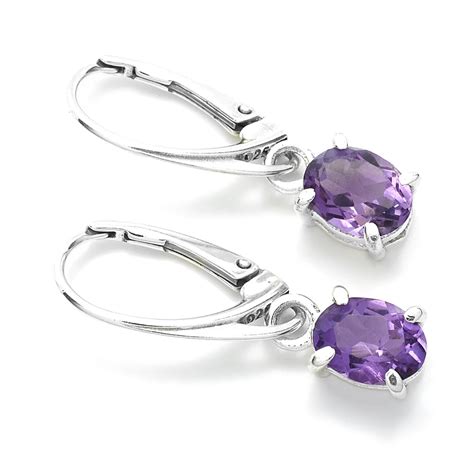 Detail perlovej náušnice na obraze