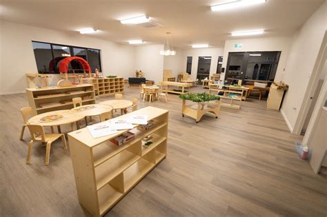 Montessori trieda s deťmi a pomôckami