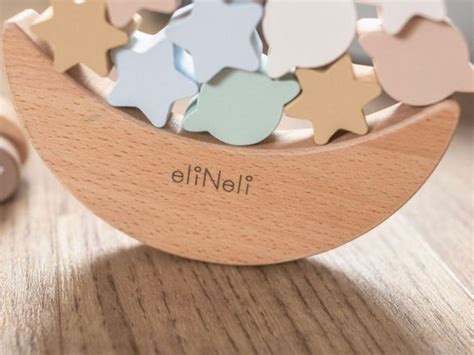 Ukážka rôznych drevených hračiek pre malé deti