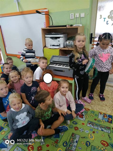 Učitelia a deti zapojené do hudobných hier