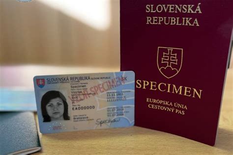 Rodina kontrolujúca cestovné doklady pred odchodom na dovolenku