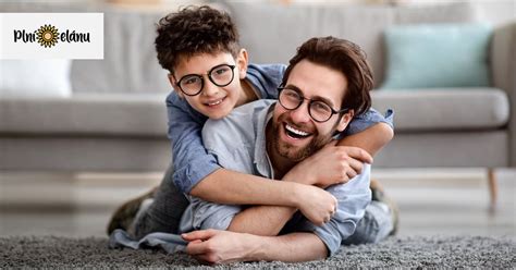 otec sa hrá s dieťaťom na zemi