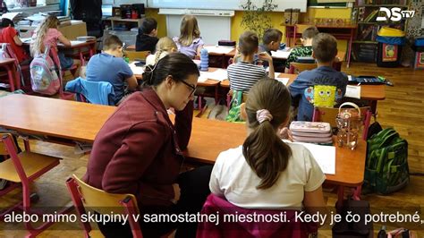 Učiteľka vysvetľujúca deťom so špeciálnymi potrebami nové úlohy
