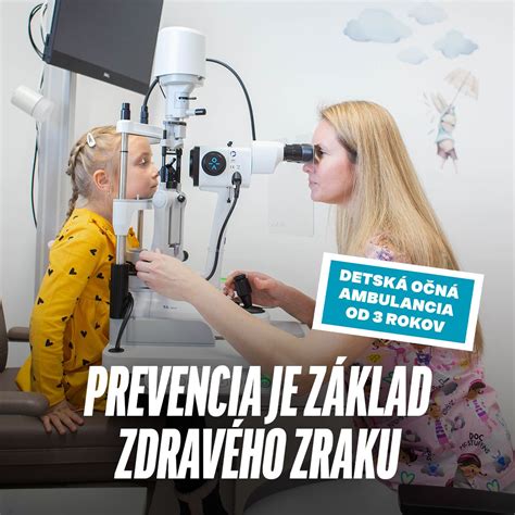 Detský oftalmológ vyšetruje zrak dieťaťa