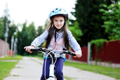 Dieťa na bicykli s ochrannou prilbou