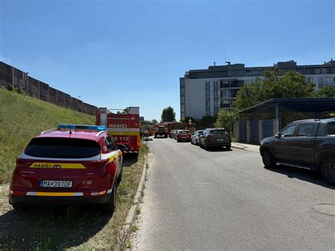 Matka dojčí dve deti súčasne