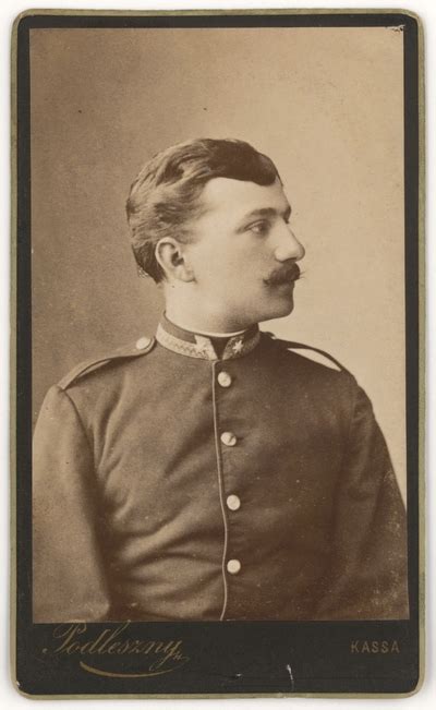 Muž v uniforme s bábätkom