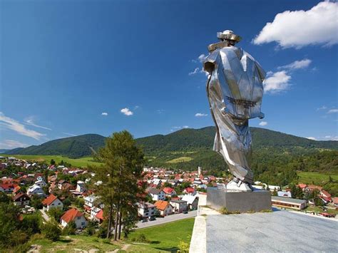 Drevená socha Juraja Jánošíka v Terchovej