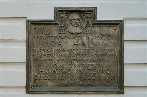 Pamätná tabuľa na mieste, kde stál pôvodný dom Juraja Jánošíka v Terchovej