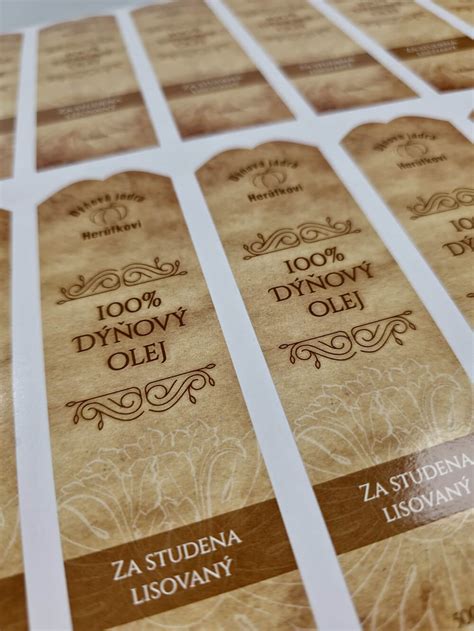 rozmanité etikety na fľaše alkoholu