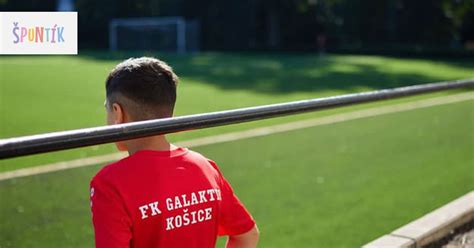 Ilustrácia detí z rómskej osady ako sa hrajú