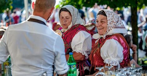 Slovenská rodina v tradičnom odeve