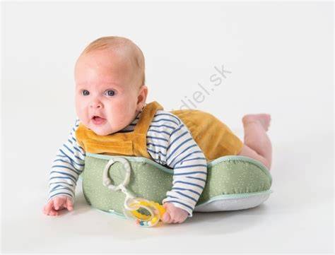 Bábätko ležiace na brušku počas bdelosti pre prevenciu zležanej hlavičky
