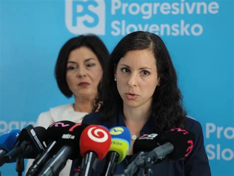 Matka držiaca ruku dieťaťa so zdravotným znevýhodnením