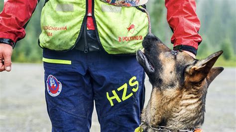 Záchranár HZS v akcii s nosidlami