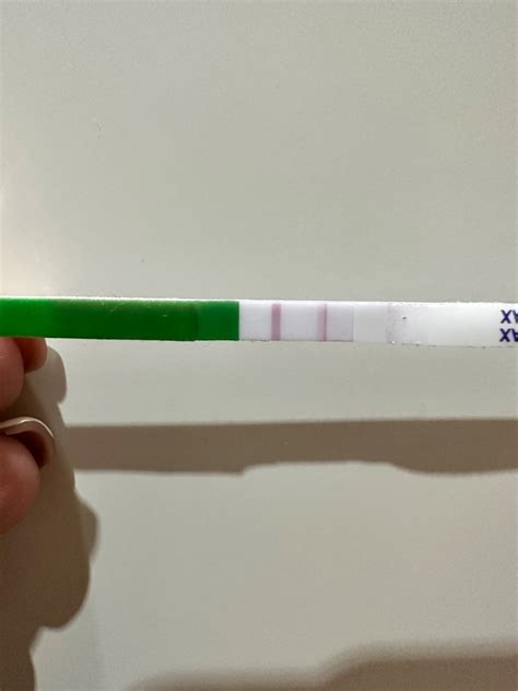 žena držiaca ovulačný test