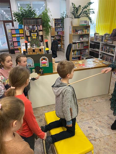 deti vyberajúce si knihu v knižnici