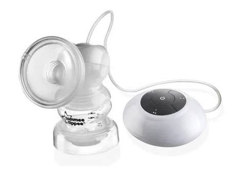 žena používa elektrickú odsávačku mlieka Tommee Tippee
