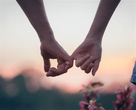 žena a partner držiac sa za ruky