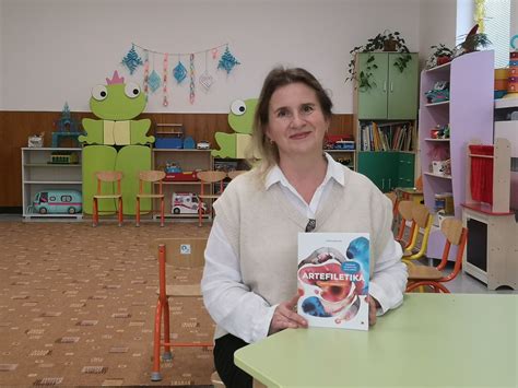 Učiteľka čítajúca knihu deťom v materskej škole