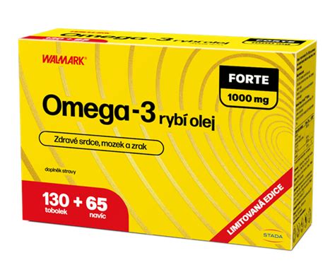 Žena prijímajúca rybí olej