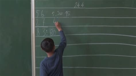 Dieťa pri školskej tabuli