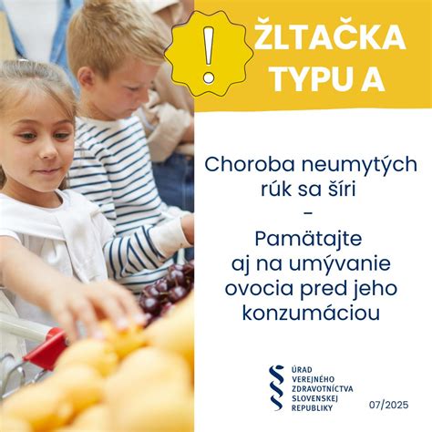 Rodič pomáhajúci dieťaťu s umývaním rúk po použití nočníka