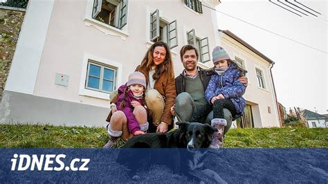 mladý pár s dieťaťom v modernom a útulnom byte