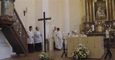 Záber na krstiteľnicu v kostole ako symbol nového života