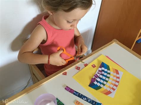 Dieťa, ktoré strihá papier s nožnicami