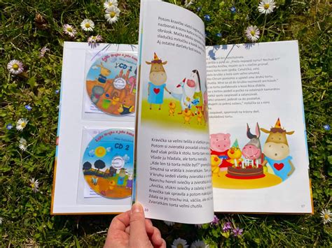 Otvorená detská kniha s ilustráciou narodenia Ježiška