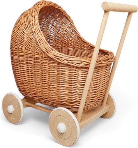 Detail prepletaného prútia na kočíku pre bábiky