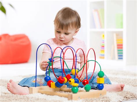 Dieťa sa hrá s hračkou v ústach