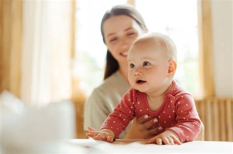 Matka drží bábätko s pocitom úzkosti
