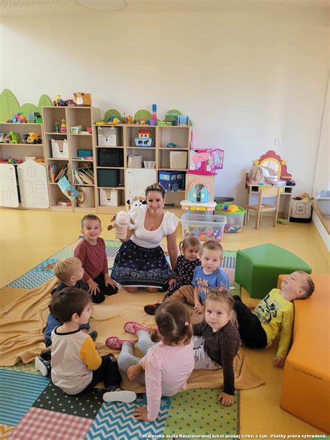 Materská škola s usmievajúcimi sa deťmi