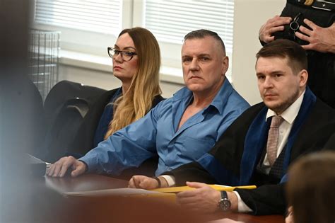 Súdne pojednávanie s právnikom a klientmi, symbolizujúce právne procesy týkajúce sa otcovstva.