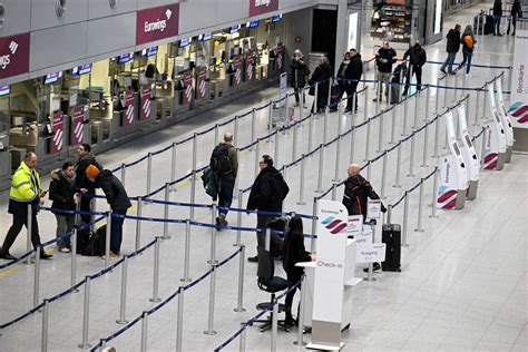 Rodič s dieťaťom pri pasovej kontrole na letisku