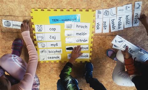 Ilustrácia párových predmetov, ktoré sú pomnožnými podstatnými menami