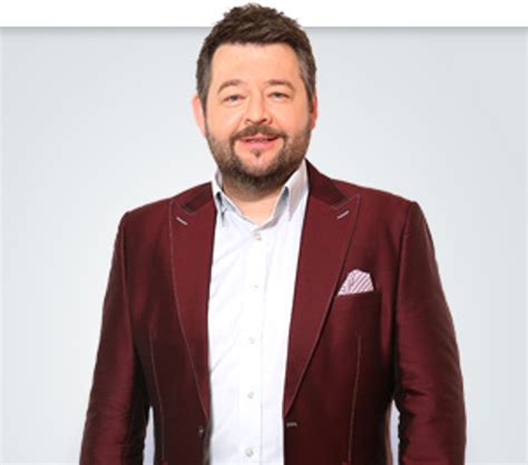 Michal Hudák hrajúci na mandolíne s kapelou Žobráci